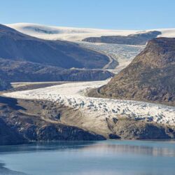 Namenloser Gletscher im Scoresby Sund in der grönländischen Arktis