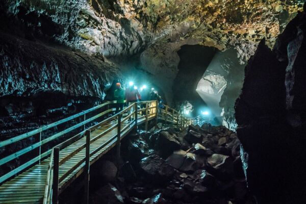 Erkunden Sie Islands Geologie in der farbenprächtige Lavahöhle.