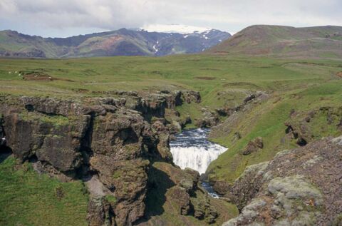 Oberhalb des Wasserfalls Skogafoss finden sich weitere Wasserfälle mit Blick auf den Gletscher Eyjafjallajökull