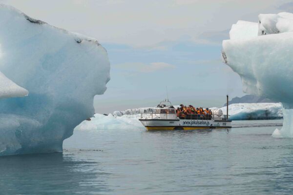 Sehr beliebt ist die Bootsfahrt durch die Eisberge der Gletscherlagune Jökulsarlon.