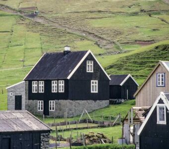 Malerisches Gjogv auf Eysturoy auf den Färöer Inseln