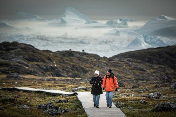 Wanderung nach Sermermiut bei Ilulissat mit traumhaften Ausblicken auf die Eisberge im Eisfjord (c) Mads Pihl, Visit Greenland