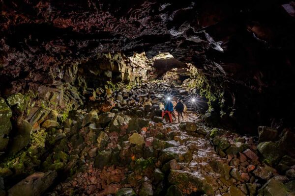 Die anspruchsvolle Lava-Höhlenwanderung (c) the lava tunnel
