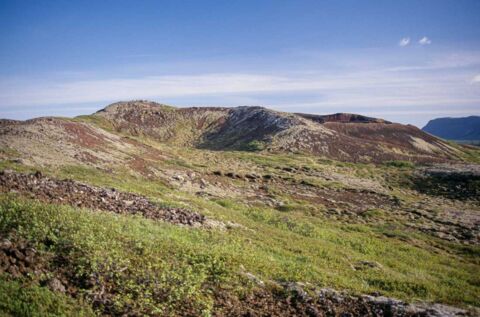 Auf dem Weg zum Geysir liegt der Vulkankrater Kerid, Island.