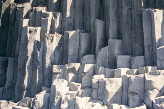 Wunderbar definierte Basaltsäulen am Strand von Reynishverfi