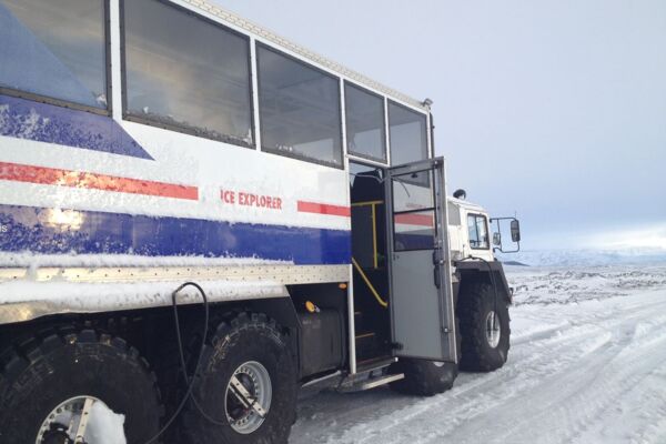 Mit dem Monstertruck geht es zum Gletschertunnel im Gletscher Langjökull in Westisland