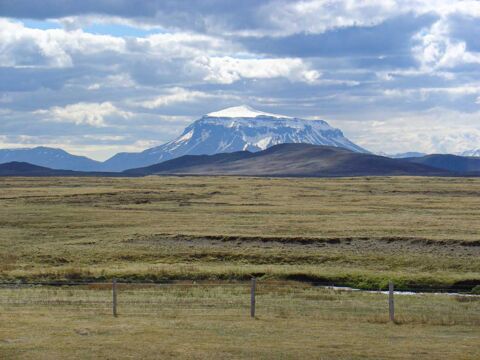 Island Urlaub: Bei guter Sicht hat man vom Fjallakaffi in Mödrudalur einen traumhaften Blick auf den Tafelvulkan Herdubreid im Hochland