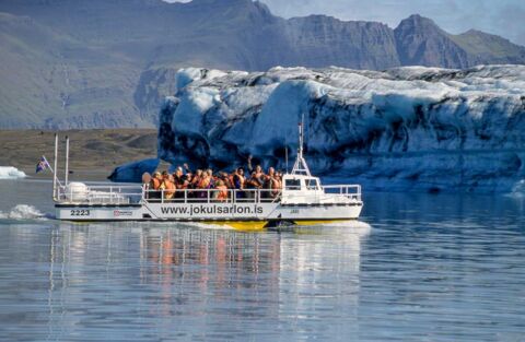 Bootsfahrt mit dem Amphibienfahrzeug auf der Gletscherlagune Jökulsarlon im Südosten Islands