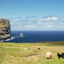 Eines der Wahrzeichen der Färöer Inseln sind die Felszinnen Risin og Kellingin vor der Küste bei Eidi