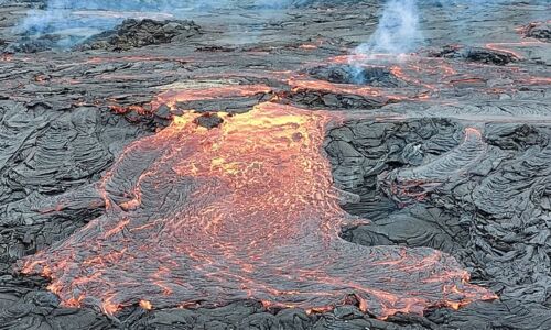 Wenn die Lava erkaltet ist, bilden sich fladenähnliche Gebilde, also Fladen- oder Stricklava.