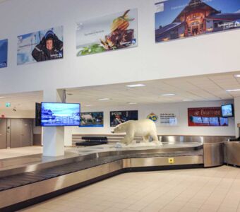 Ankunftshalle am Flughafen Longyearbyen in Spitzbergen