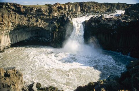 Der Wasserfall Aldeyjarfoss liegt in Nordisland am Anfang der Sprengisandur Piste nach Süden.