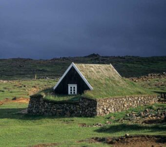 Unbewohntes Torfhaus in Hveravellir im Hochland Islands