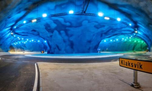 Färöer Inseln Kunstvoll beleuchteter Kreisverkehr im Tunnel unter dem Meer