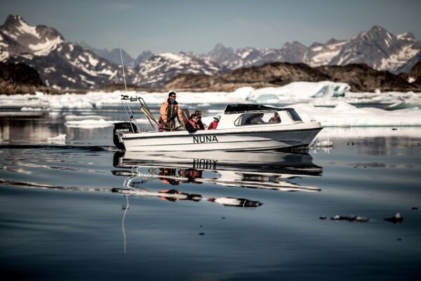 Bootsfahrt in die Fjorde bei Tasiilaq in Ostgrönland (c) Mads Pihl, Visit Greenland