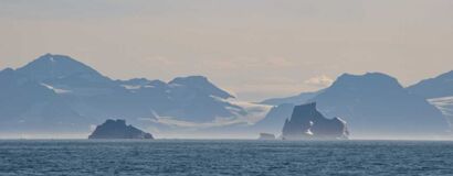 Riesige Eisberge im Scoresby Sund in der grönländischen Arktis