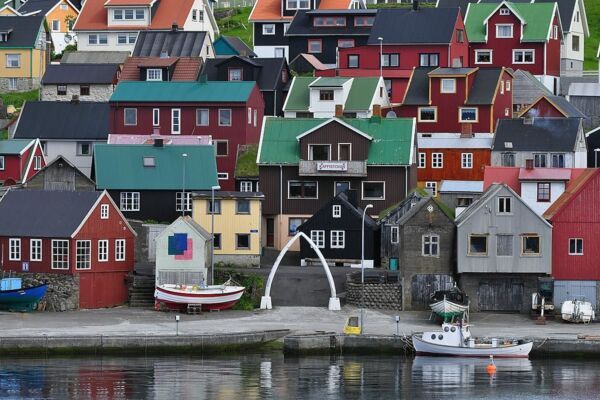 Malerisches Fischerdorf auf der Insel Nolsoy, die in kurzer Fährüberfahrt von Torshavn zu erreichen ist. © Olavur Fredriksen