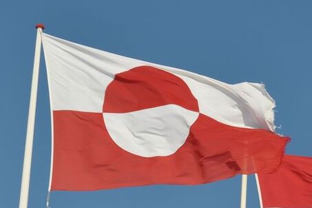 Die grönländische Flagge neben der dänischen Flagge
