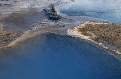 Die Heißwasserbecken Blesi zeigen die Farbe Blau in unterschiedlichen Schattierungen, Island.