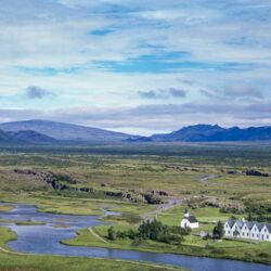 Urlaub in Island: Im Nationalpark Thingvellir zeigt sich der Grabenbruch der Erdplatten.