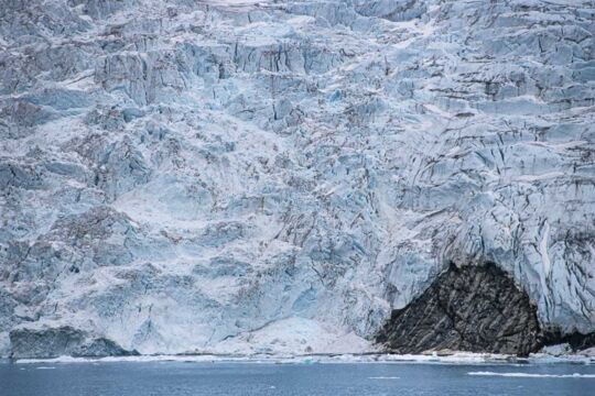 Genießen Sie die Ausblicke auf mächtige Gletscher auf Spitzbergen, der Hauptinsel von Svalbard
