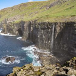 Wunderbare Ausblicke bietet die schroffe Westküste auf Suduroy der südlichsten der 18 Färöer Inseln