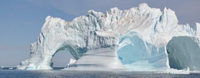 Eisberge in verschiedenen Farben und Formen in Ostgrönland