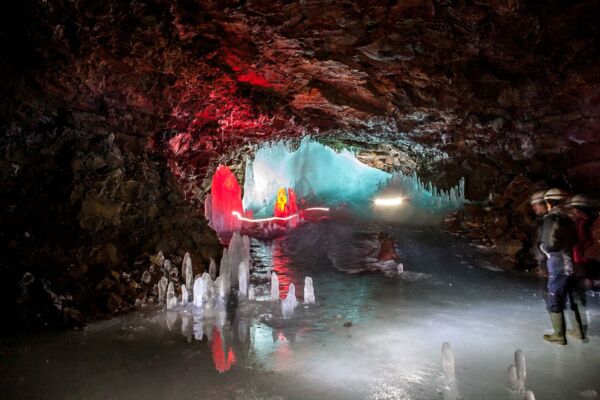 Faszinieren Eisfjormationen in der Höhle Lofthellir in Nordisland (c) sagatravel