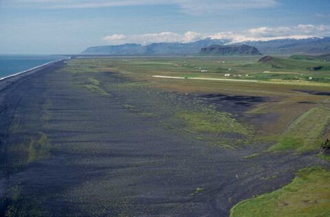Weiter Blick entlang der Südküste und mit Blick auf die Gletscher Myrdalsjökull und Eyjafjallajökull