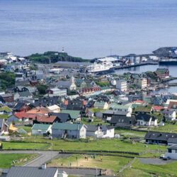 Charmante Hauptstadt der Färöer Inseln Torshavn