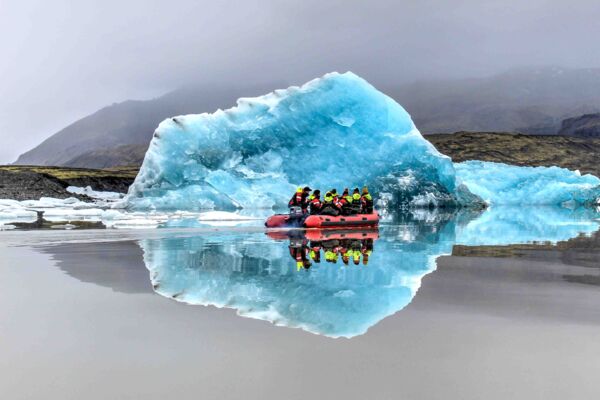Die kleinere Gletscherlagune Fjallsarlon können Sie bei einer Zodiakfahrt erkunden © Fjallsarlon Iceberg Boat Tours