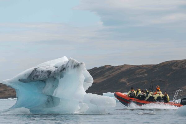 Den Eisbergen kommt man im Vergleich zum Amphibienboot mit dem Zodiak näher.