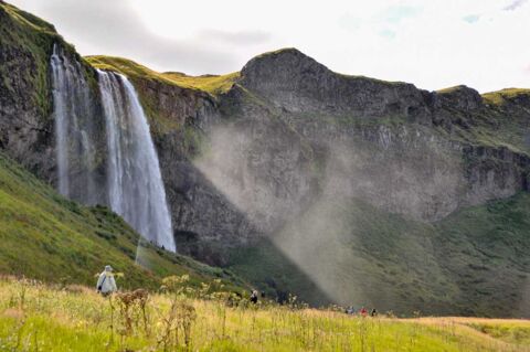 Der zauberhafte Wasserfall Seljalandsfoss im Süden Islands stürzt ca. 60 m in die Tiefe