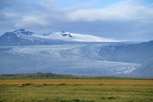 Zahlreiche Gletscherzungen schieben sich vom mächtigen Vatnajökull talwärts