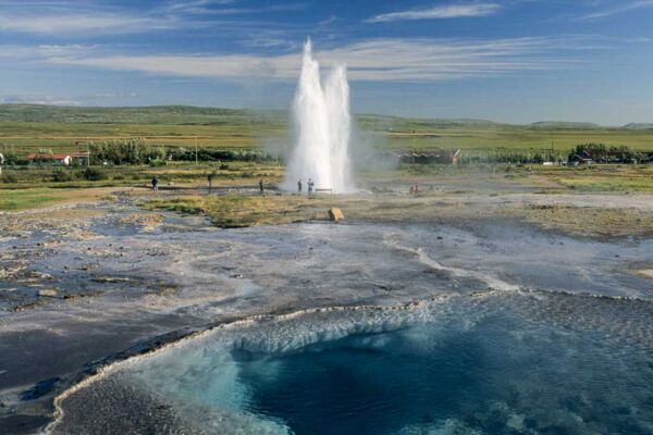 Kein Island-Urlaub ohne den Geysir Strokkur im Geysir-Gebiet Haukadalur.