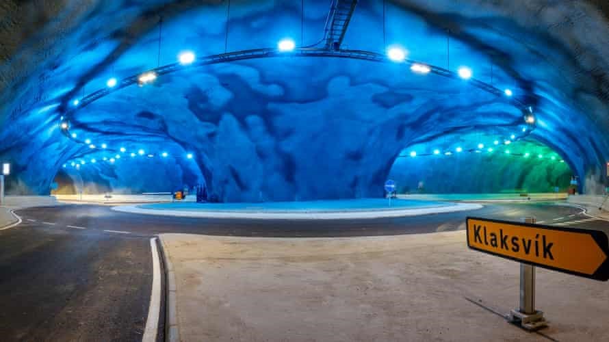 Färöer Inseln Kunstvoll beleuchteter Kreisverkehr im Tunnel unter dem Meer