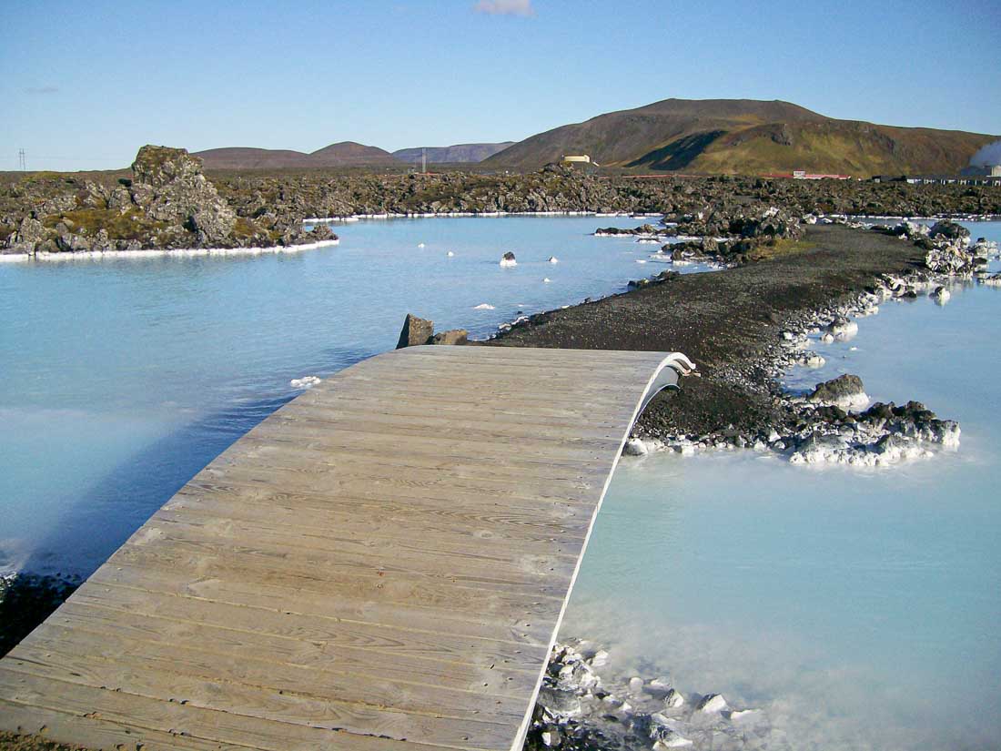 Wunderschön milchig-blaues Thermalwasser gab der Blauen Lagune den Namen